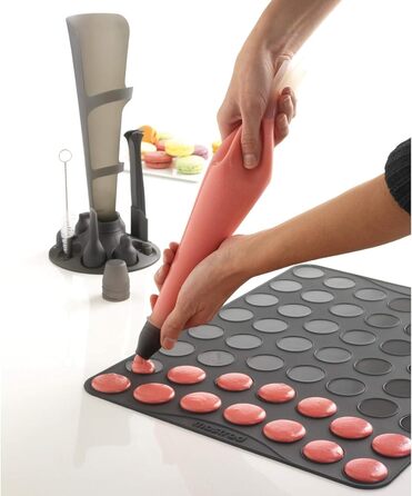 Mastrad F38201 Piping Bag Set - Piping Tips Pastry Press for Macarons and other piped pastries - Decorating bottle for filling choux pastry and decorating muffins, cupcakes, cakes, tortes, etc.
