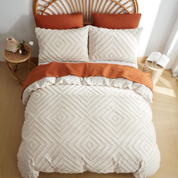 Бежева постільна білизна 220x240 см з ручною вишивкою, комплект. Вінтажний стиль, туфтоване покривало, бохо, шабі-шик. Матеріал: вимита мікрофібра. 1 декор. покривало на 220x240 см, 2 наволочки 80x80 см. Геометричний дизайн.