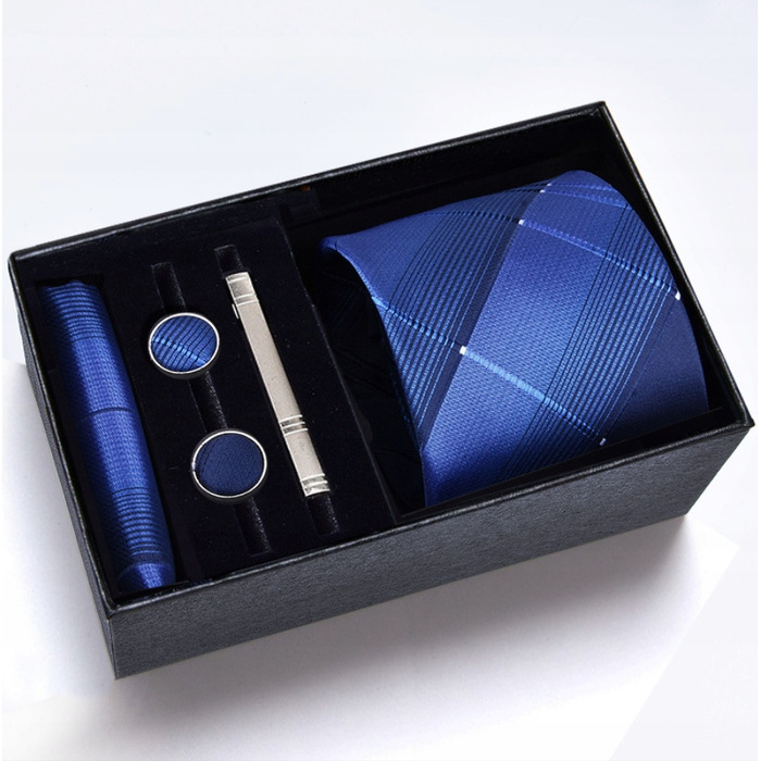 Набір аксесуарів для чоловіків: шовкова краватка, затискач та кишенкова хустка — вибір для справжнього джентльмена