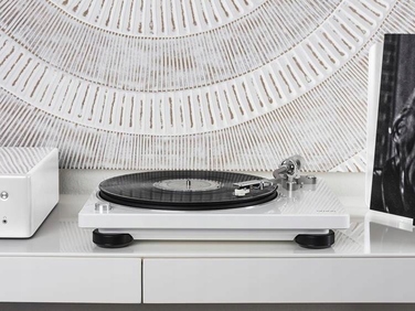 Вініловий програвач Denon DP-400, білий