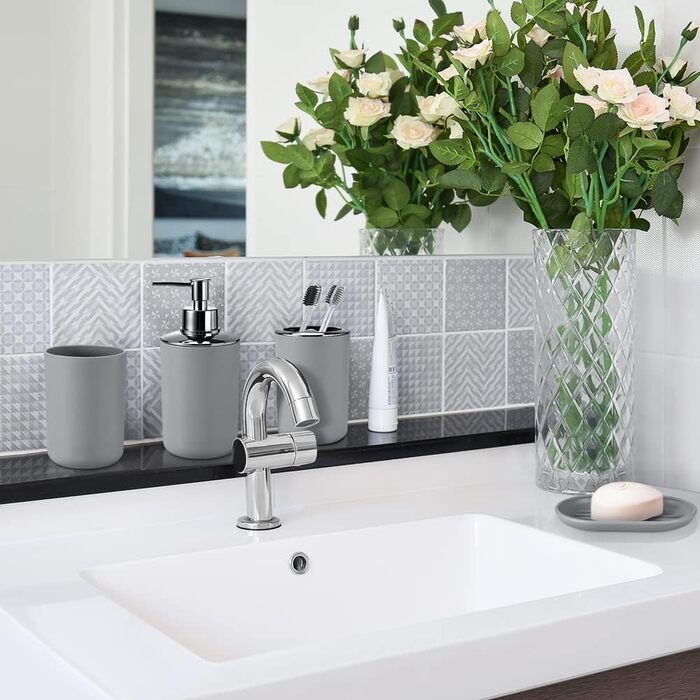 Набір аксесуарів для ванної кімнати Otostar сірого кольору: бамбук, тримач для ватних паличок, дозатор мила, тримач для зубних щіток, миска для мила, тримач для унітазу, сміттєвий бак, пластик (6 предметів)