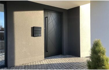 Поштова скринька Metzler Hermann Anthrazit RAL 7016 з газетницею та номерним знаком – персоналізована лазерним гравіюванням. Сучасна водонепроникна та антикорозійна поштова скринька