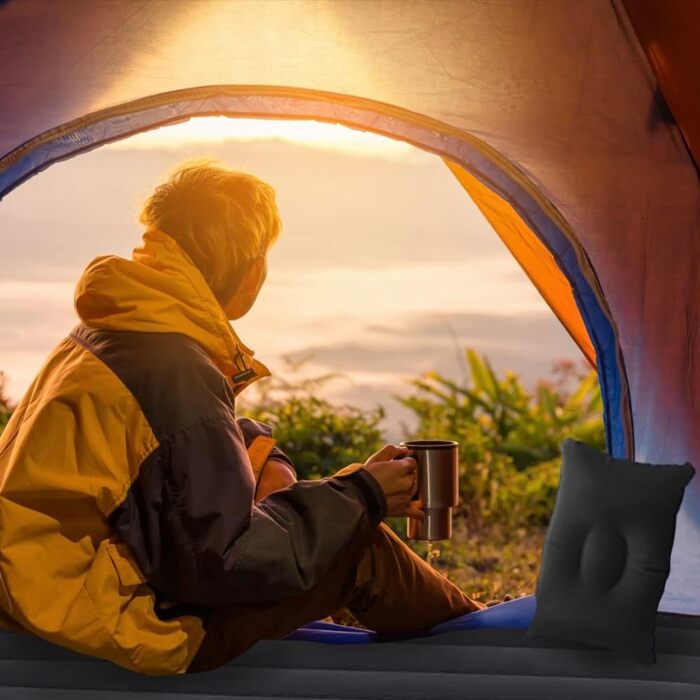 Надувний матрац Auto, чорний, з двома подушками та насосом. Ідеальний для кемпінгу, відпочинку та тематичних вечірок. Пряма форма.