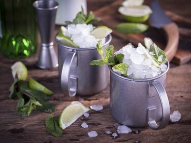 Moscow Mule - 2 x 500 ml Cocktail Glasses, 27 cm Bar Spoon, 5cl Jigger & Black Lime Squeezer, Food-Grade, Cocktail Glass Set including Gift Box, (Antique Stainless Steel, 2 Pieces (1 Pack))