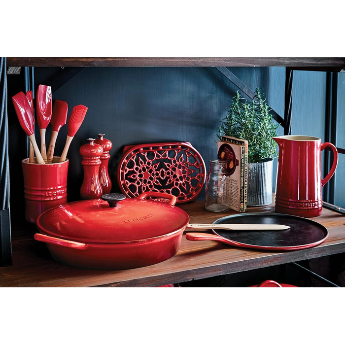 Млинцева сковорода Le Creuset з чавуну, 27 см, з дерев'яною лопаткою, для всіх типів плит (індукція), червона Cerise