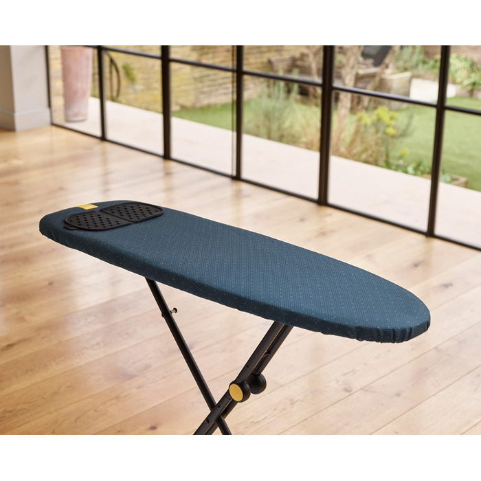Гладильна дошка Joseph Joseph Glide 135 x 45 см з регулюванням висоти та стійкою до нагрівання поверхнею для прасування, зручне зберігання, 4-шаровий бавовняний чохол (Plus, Чорний/Синій, 110 см)