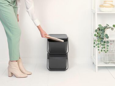 Сміттєвий кошик Brabantia Sort & Go з кришкою, 20 л, сірий — компактний контейнер для сортування відходів та тари
