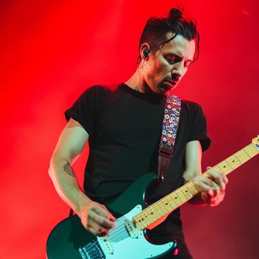 Гітарний ремінь LEKATO, смугастий, 6.7 см, з шкіри, з чохлом для медіатора та фіксаторами - для бас-гітари, електро- та акустичної гітари