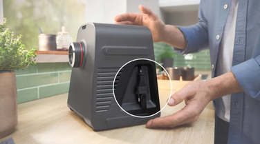 М'ясорубка Bosch MFWS440B: 3 диски, 4 тертки та насадка-наштовхувач