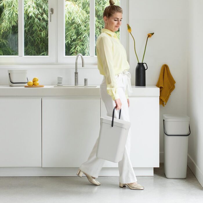 Сміттєвий кошик Brabantia Sort & Go з кришкою, 16 л, Jade Green (світло-зелений) — компактний контейнер для сортування відходів та тари