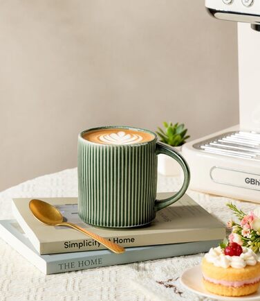 Набір посуду GBhome з реактивної глазурі для 6 осіб, 18 предметів. Ручна робота, керамічний посуд, безпечний для мікрохвильової печі та посудомийної машини. Глибокий зелений колір (Immergrün). Включає 6 чашок.