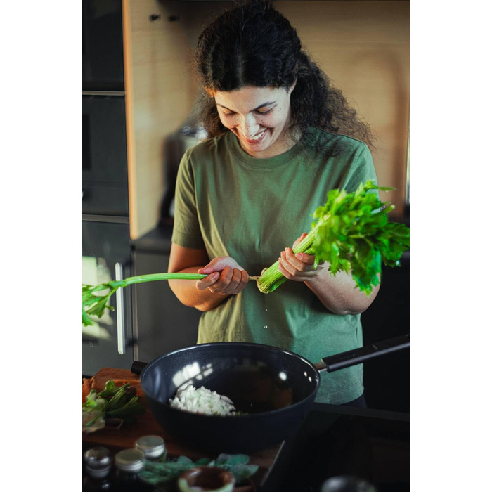Wok-пательня Fiskars Hard Face 22 см, антипригарна, алюміній, для всіх плит, стійка до подряпин, чорна