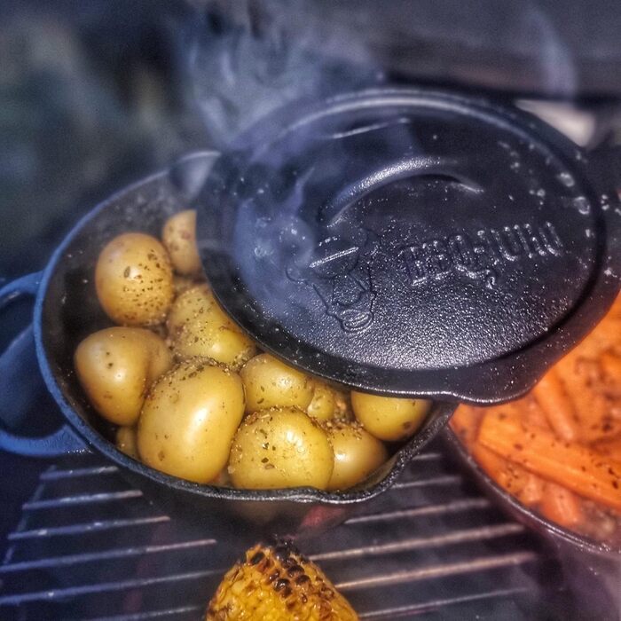 BBQ-Toro каструля-ковш з кришкою 2 л, чавунна, чорна, вже прожарена, для соусів і запікання