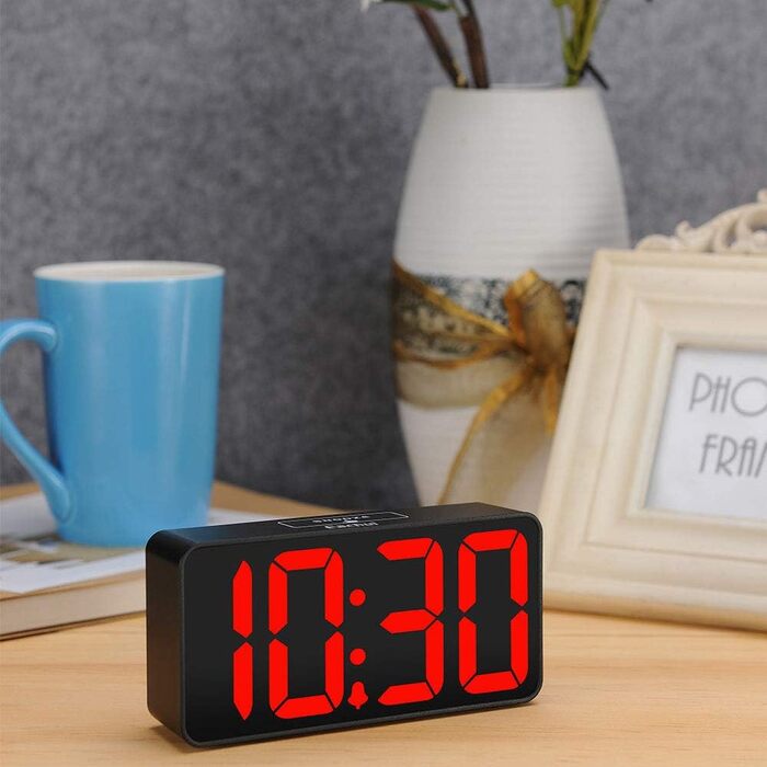 LED годинник-будильник Eachui з USB-зарядкою, великий дисплей, регулювання яскравості та гучності, функція відкладання, 12/24 год, цифровий годинник, живлення від мережі (чорний & білий), червоний