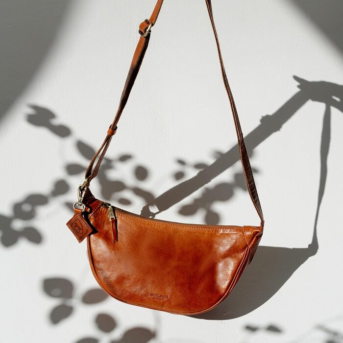 Сумка через плече Berliner Bags Luna з натуральної шкіри, коричнева. Містка жіноча сумка-банан