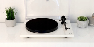 Вініловий програвач Rega Planar 1 Plus, білий