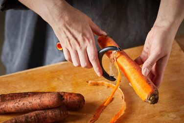 Овочечистка Fiskars Functional Form Y-подібна, 15 см, сталь/пластик, чорна (1016122)