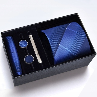 Набір аксесуарів для чоловіків: шовкова краватка, затискач та кишенкова хустка — вибір для справжнього джентльмена