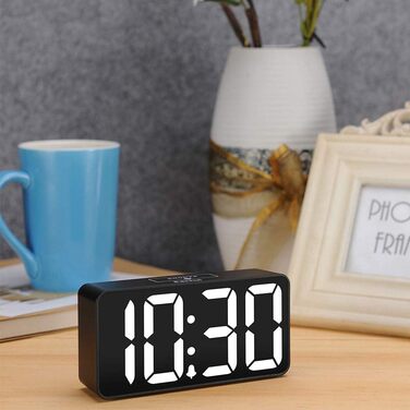 LED-годинник Eachui з USB-зарядкою, великий дисплей, регулювання яскравості та гучності, повторний сигнал, 12/24 год, цифровий годинник, живлення від мережі (чорний & білий)
