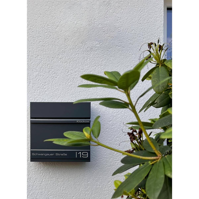 Поштова скринька Metzler Cube антрацит RAL 7016 з лазерним гравіюванням номеру будинку та імені - настінна, з відділенням для газет, вікном. Розмір: 37x37x10.5 см