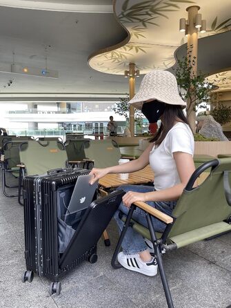 Чемодан 20 дюймів з спінінговими колесами, алюмінієва рама, TSA-замок, USB-порт, підставка для телефону, білий